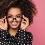 Coafuri potrivite pentru a fi purtate cu ochelari. Cum se asortează coafura cu forma și culoarea ramei?