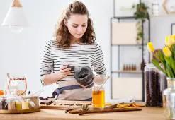 Produse de îngrijire a părului care pot fi găsite într-un dulap de bucătărie: uleiuri, drojdie, miere și altele