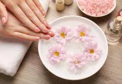 Cele mai bune tratamente la domiciliu pentru a vindeca unghiile deteriorate și cuticulele uscate