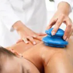 Terapie cu ventuze: Cum se face masajul anticelulitic acasă?