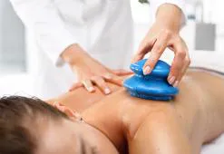 Terapie cu ventuze: Cum se face masajul anticelulitic acasă?